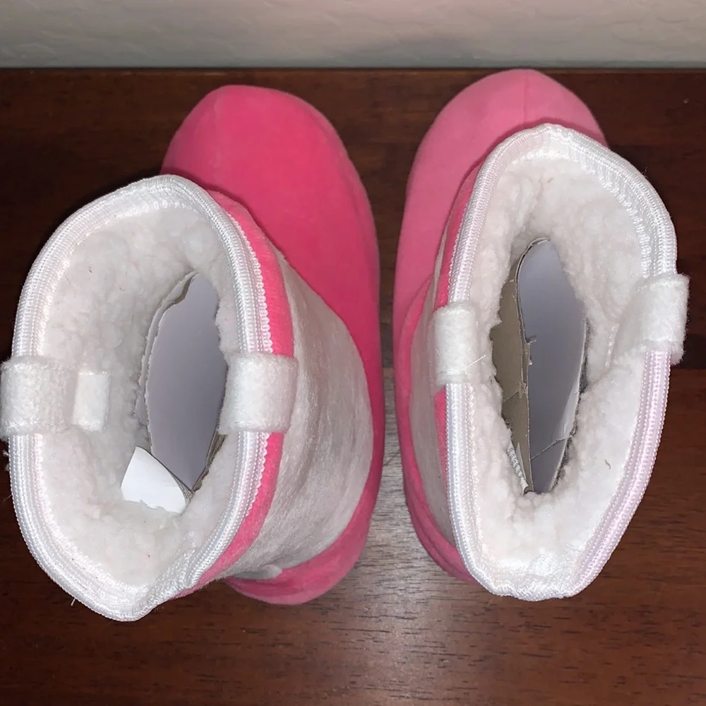 SIZE 11/12 BRAND NEW AND SO CUTE GIRLS BOOT SLIPPERS BY LTD COMMODITES